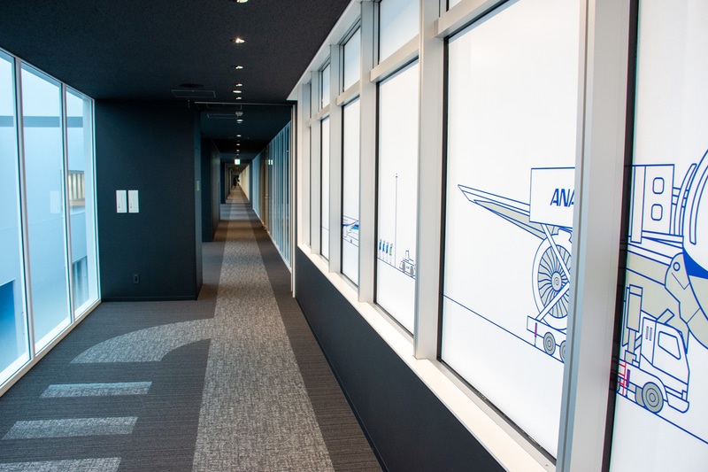 見学ツアーは長い一本道なので迷わない作り