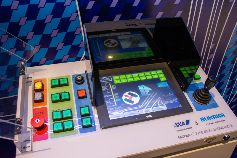 実際にレバーやボタンを操作できる。画面も一部反応する