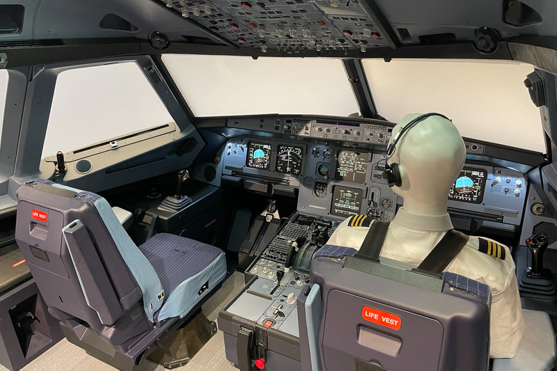 エアバス A320型機から下ろした実機のコクピット