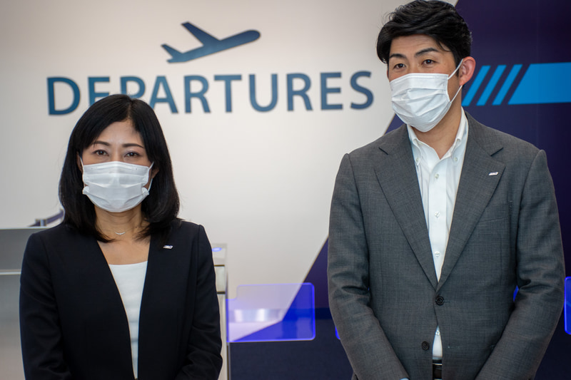 ANAホールディングス株式会社 広報・コーポレートブランド推進部 コーポレートブランドチーム 日高かおり氏（左）、全日本空輸株式会社 ANA Blue Base業務推進部 業務推進チーム 岡田友樹氏（右）