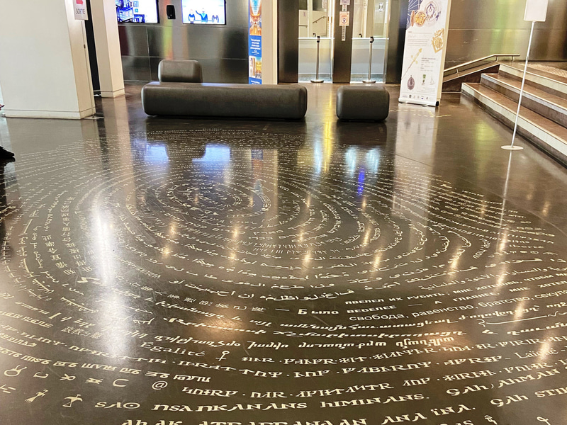 ロビーには各国語で作られた指紋のような模様が。カタカナもあるのですが、私には意味が分かりません