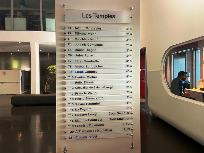 建物のなかにこれだけのタンプルがあります