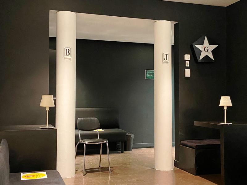 タンプル入口の2本の柱