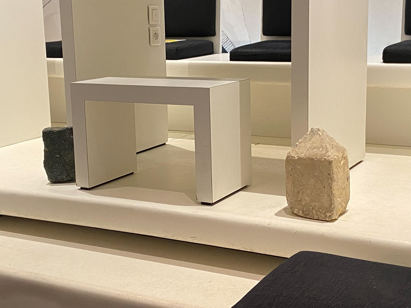 北側には月と自然の状態の石、南側には太陽とカットされた石