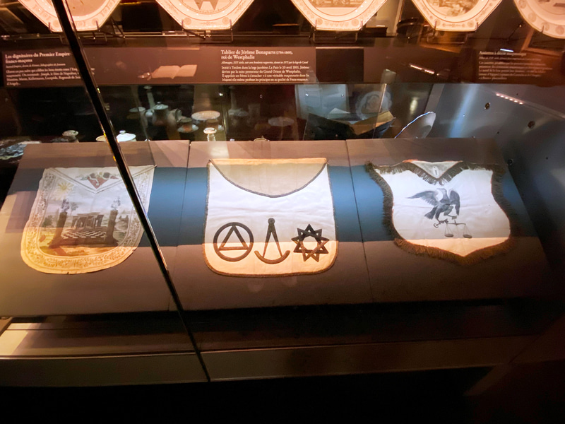 正装時に着用する石工の作業着がもとになっているエプロン