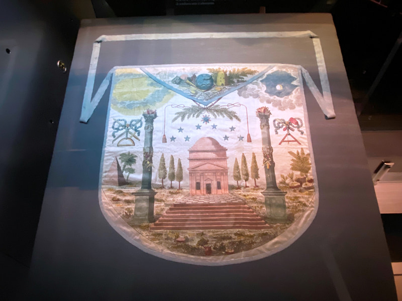 18世紀フランスを代表する啓蒙思想家、文学者であるヴォルテールのエプロン