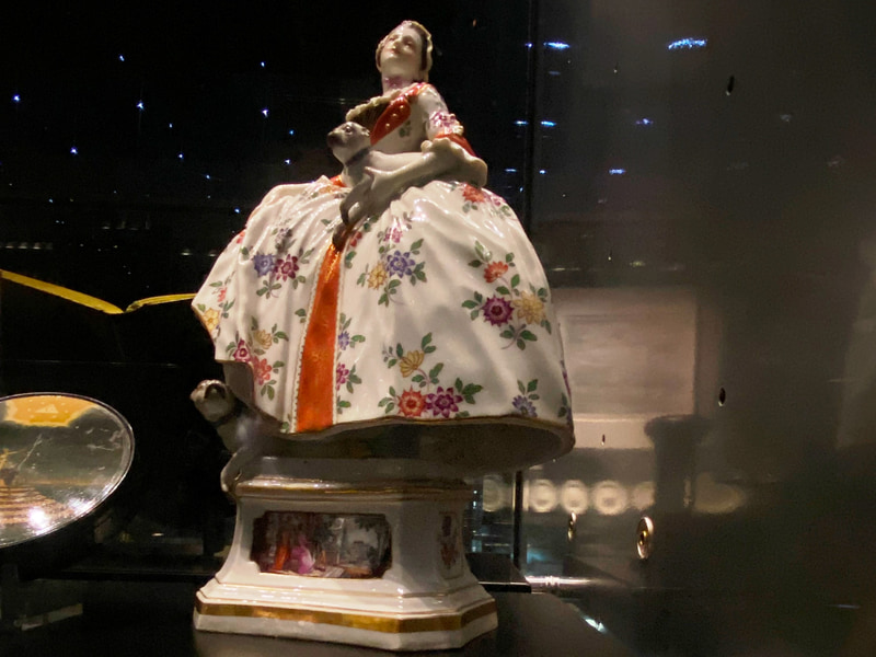 これはフランス大東方会ではありませんが、女性も古くから会員として活動していたことを示す像や写真