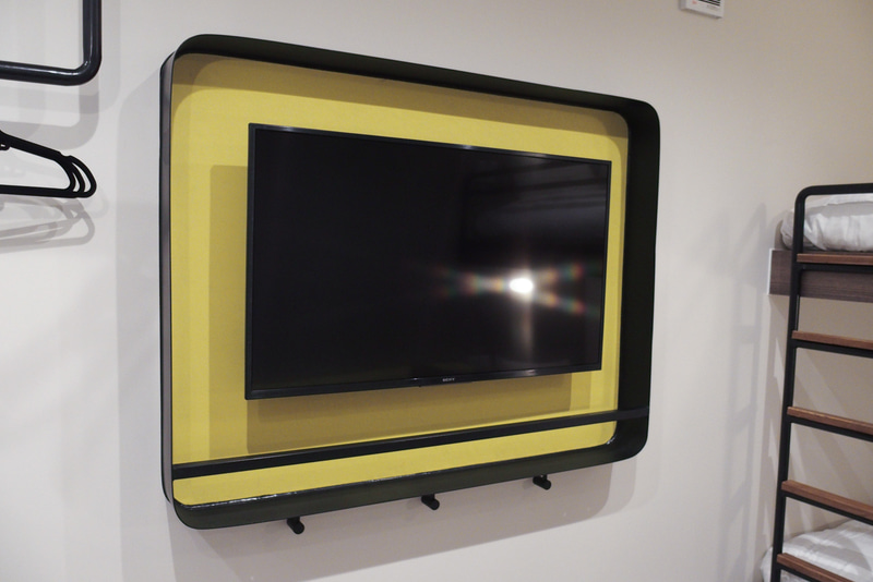 壁には大型テレビ