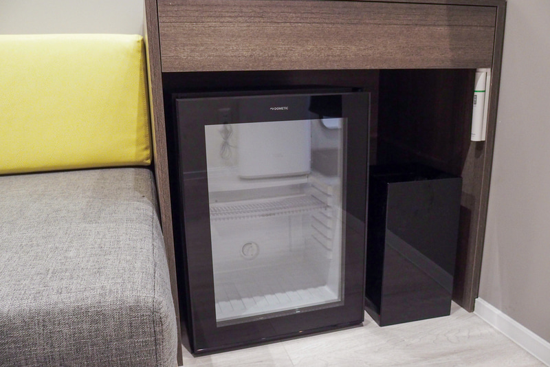 ポットや充電用コンセント、冷蔵庫も