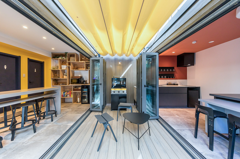 左からレセプション・BBQスペース付きのパーティルームユニットが並ぶ