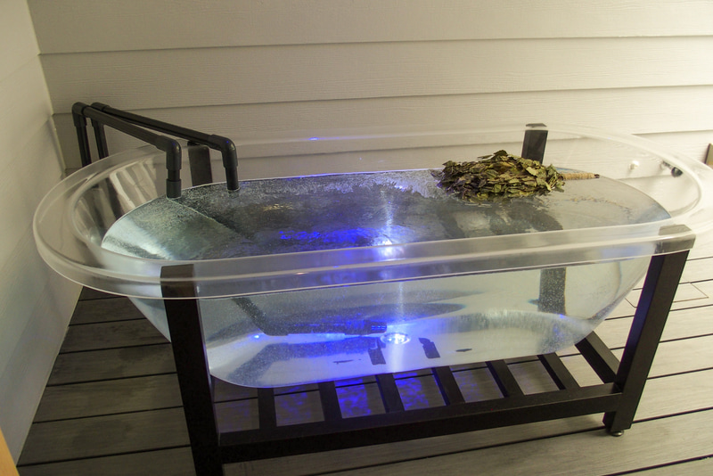 外気浴スペースのプールは冷却水循環装置を完備。1年中安定した水温を保つ