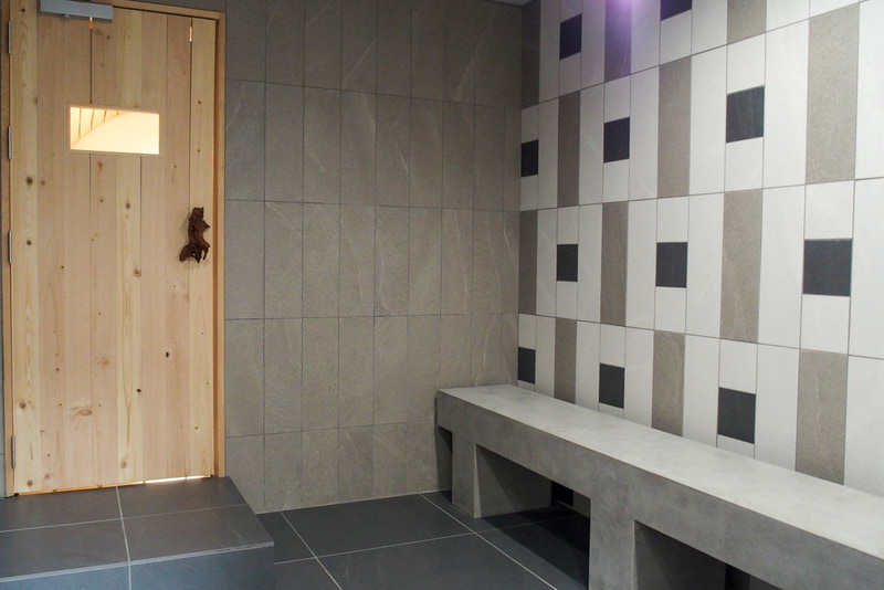 ヒーティングルーム前の休憩スペースはエアコン完備。スピーカーも用意