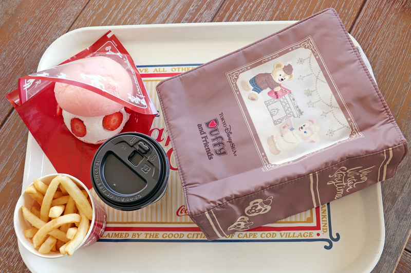 「フルーツサンド（マスカルポーネクリーム＆ホイップ）セット」（セット1190円）などに付けられる「スーベニアランチケース」（セットに＋1200円）。ユニークなブック型でたっぷり収納できる