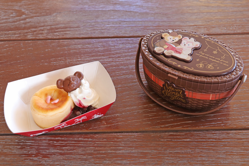 定番メニューの「チーズケーキとベリーソース」（470円）と「スーベニアケース」（＋850円）。リニューアルでシックなデザインに