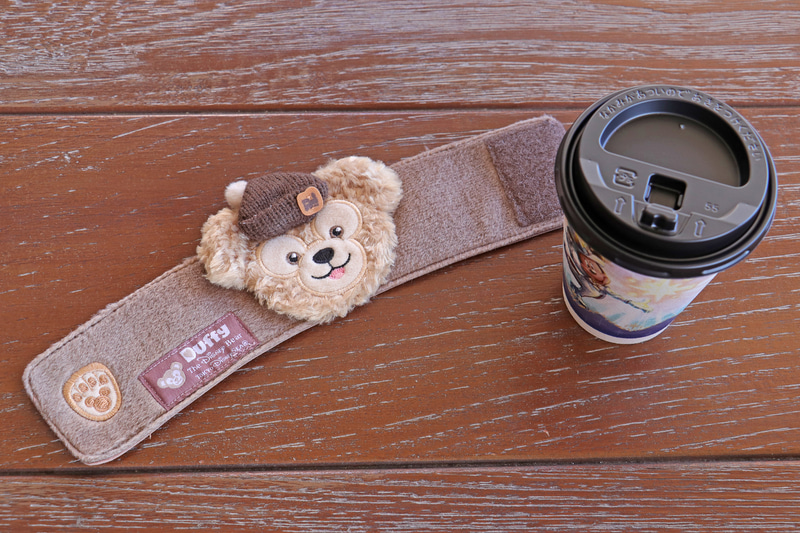 「スーベニアスリーブ」（＋800円）は、冬らしいふわふわのニット帽をかぶったキュートなダッフィーに