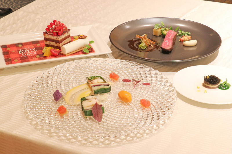 「“ディズニー・クリスマス”ディナーコース」（1万5000円）全7品からの4皿。このほかにホロホロ鳥のソテーやスズキのポワレなども提供される充実のコース