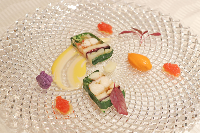 パプリカのムースが驚くほど美味しい「オマール海老と季節野菜のプレッセ パプリカのムース」