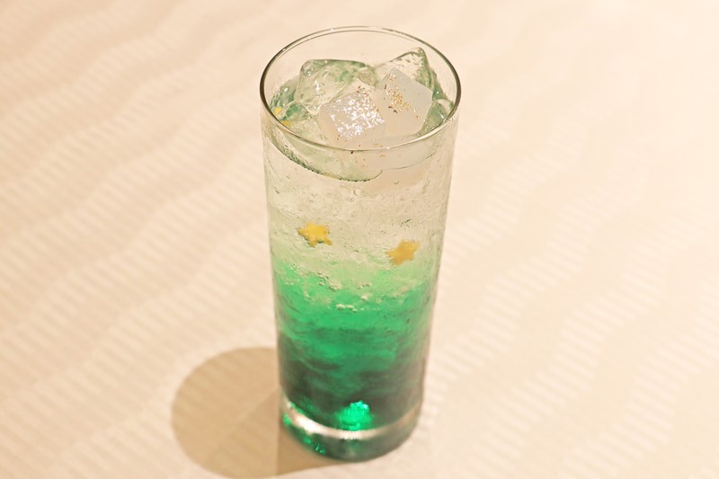 鮮やかなグリーンの「“ディズニー・クリスマス”スペシャルドリンク」（1300円）。さわやかな味わい
