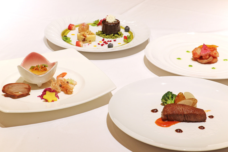 「“ディズニー・クリスマス”スペシャルディナー エメラルド・ギフト」（1万4000円）全8品からの4品。豪華な食材を堪能できるスペシャルディナーだ