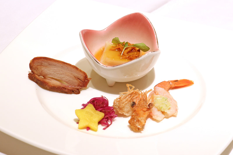 タラの白子を使った小鉢が抜群に美味しい「前菜の盛り合わせ」。赤キャベツに添えられた星形がかわいい