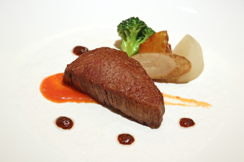 メインの「和牛フィレ肉のソテー 二種ソース」。非常にやわらかく、和牛の旨味が口いっぱいに広がる、忘れられない美味しさ