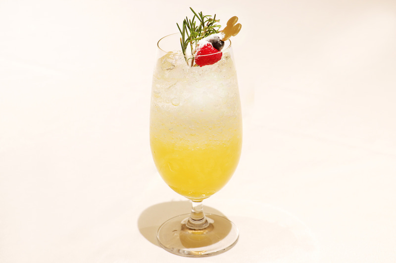 「“ディズニー・クリスマス”スペシャルドリンク」（1300円）は、柑橘系のさっぱりした味わいのソフトドリンク。クリスマスツリーがイメージされた彩りもキレイだ