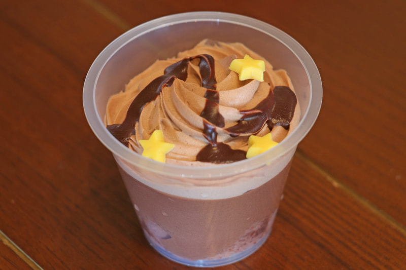 プラリネクリーム＆チョコレートムースは、なかが3層にもなったかわいいデザートカップ。甘みや酸味など味の変化があり、小さいながら満足感がある