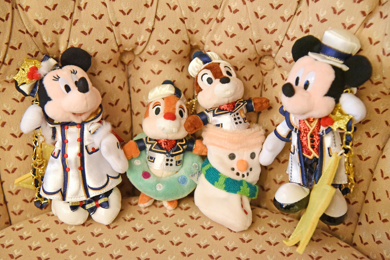 （左右）高さ約18cmの「ぬいぐるみバッジ」（各2500円）や、（中央）「ぬいぐるみバッジセット」（3800円）はチェーンまで豪華