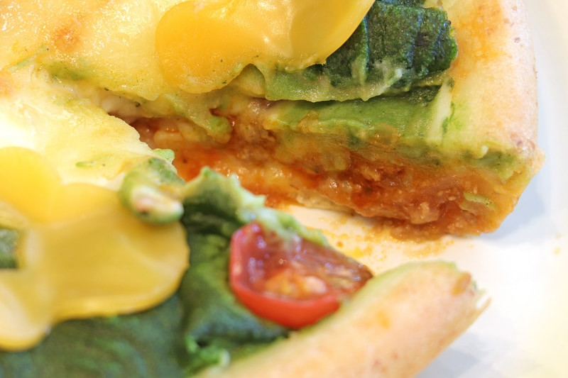 パン生地のお皿のなかには、食べ応えたっぷりのお肉やチーズが。マッシュポテトがとにかく美味しくて後悔しない一品