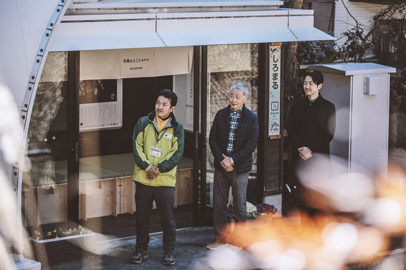 駅舎を「ホテルのフロント」、沿線集落の古民家を「ホテル客室」に