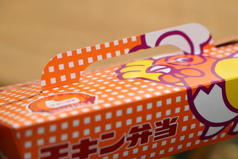 取っ手を立てればチキンバスケット風のパッケージになります