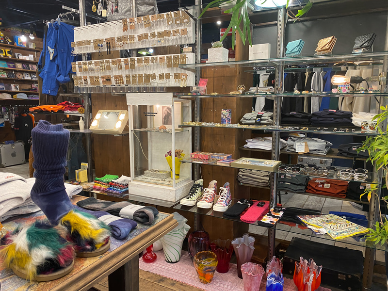 流行を取り入れつつも、個性的なお洋服がたくさん