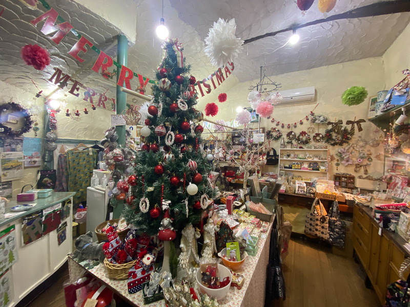 クリスマスムードたっぷりの店内