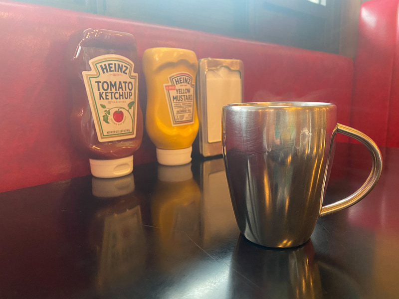 コーヒーとアップルパイ、シルバーのカップも無骨でかわいい