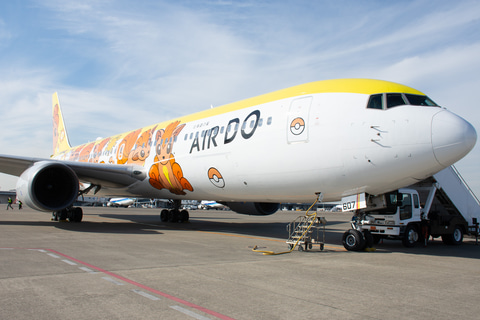 AIR DOのロコンジェット、機内を公開。きつねポケモンが北海道旅を