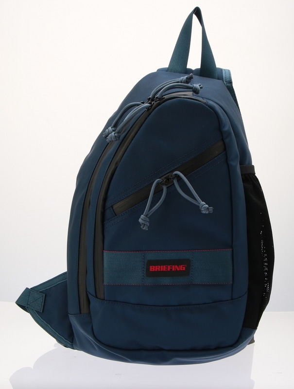 奥深くまでしっかり開けられるメインスペースに加えポケットを備える