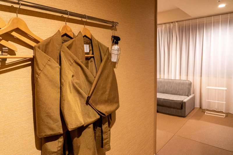 お部屋には丹前が用意されています