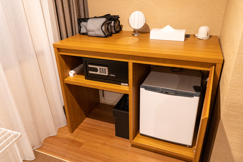 冷蔵庫や金庫、それから温泉セットなど。足袋も入っています