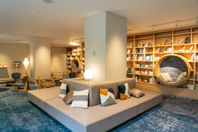 「四季」をテーマとした本がずらり。写真集、エッセイ、小説などさまざまな本があってワクワクします。お気に入りクッションなどを選んで自分が一番くつろげる場所を見つけるのも楽しい