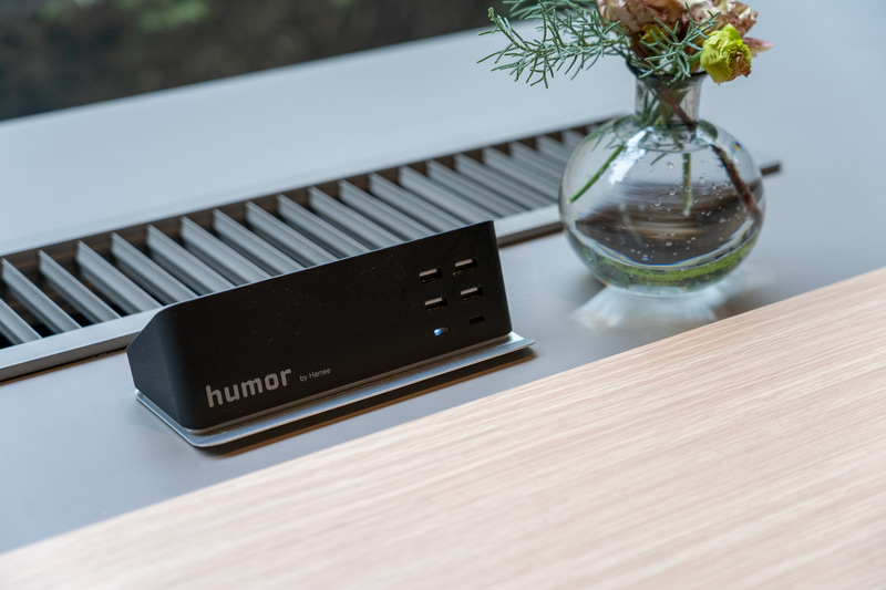 カウンター席にはUSB充電器を完備