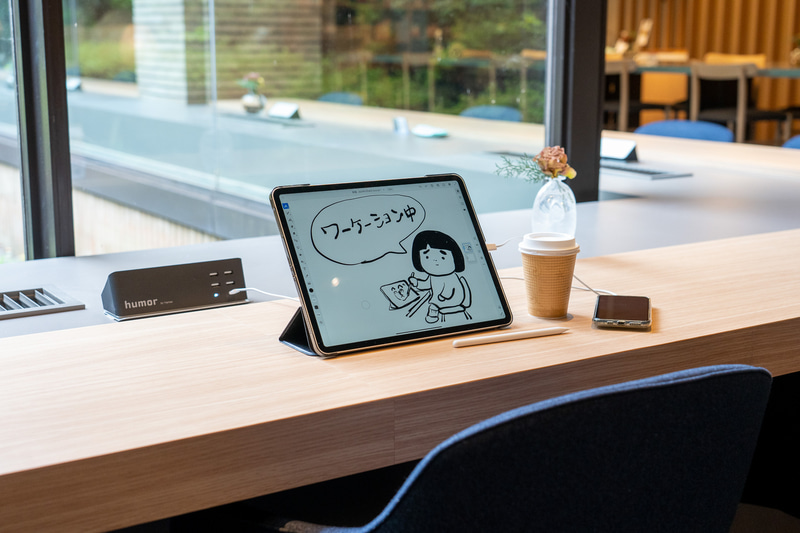 ワーケーションも快適に。滞在中もここでノートPCを広げているゲストの姿がありました