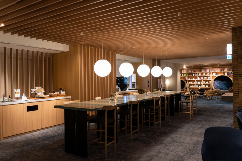 夜のライブラリーラウンジは、スナックとともにアルコールの提供も