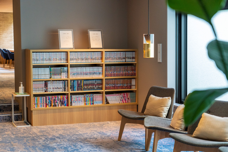 ライブラリーラウンジの奥は約500冊のコミックがずらりの魅惑のコーナーとマッサージチェアを置いたくつろぎスペース