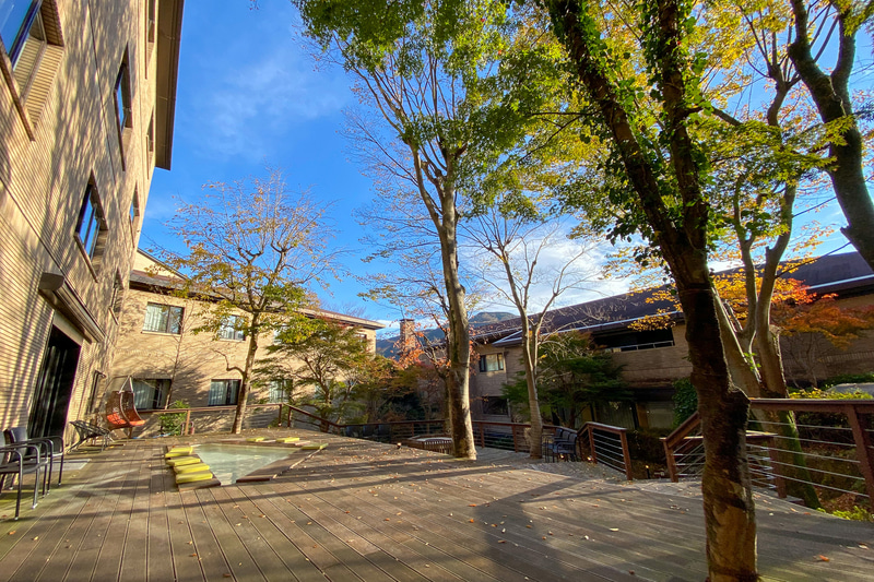 「ナカニワ」はウッドデッキで作られたパブリックスペース。浴衣で足湯が楽しめます