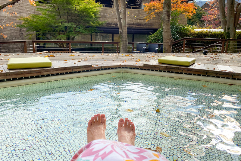 デトックスウォーターを飲みながら足湯でまったり。ここは最大14人ほどが座れる大きさです