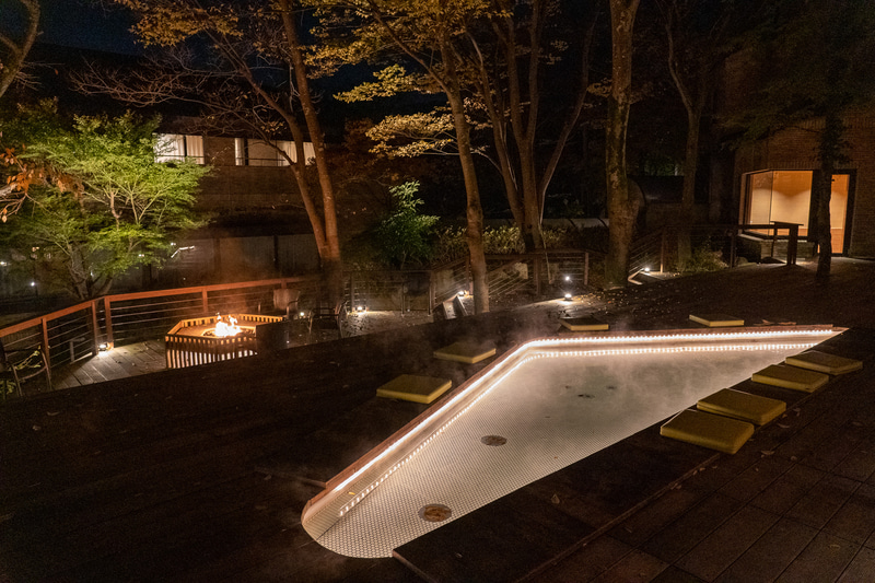 夜のナカニワ。揺れる炎をただぼ～っと見つめる時間もよいものです