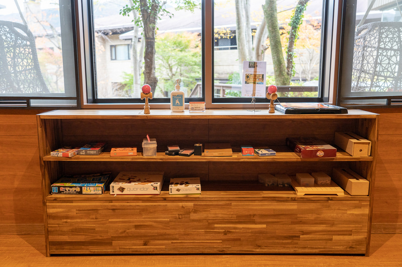 カードゲームやジェンガ、オセロなどを用意したプレイラウンジも