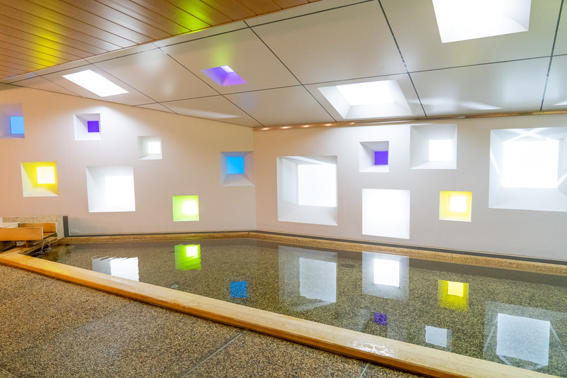 女性大浴場はカラフルなアクリルを通して自然光が入る幻想的な雰囲気