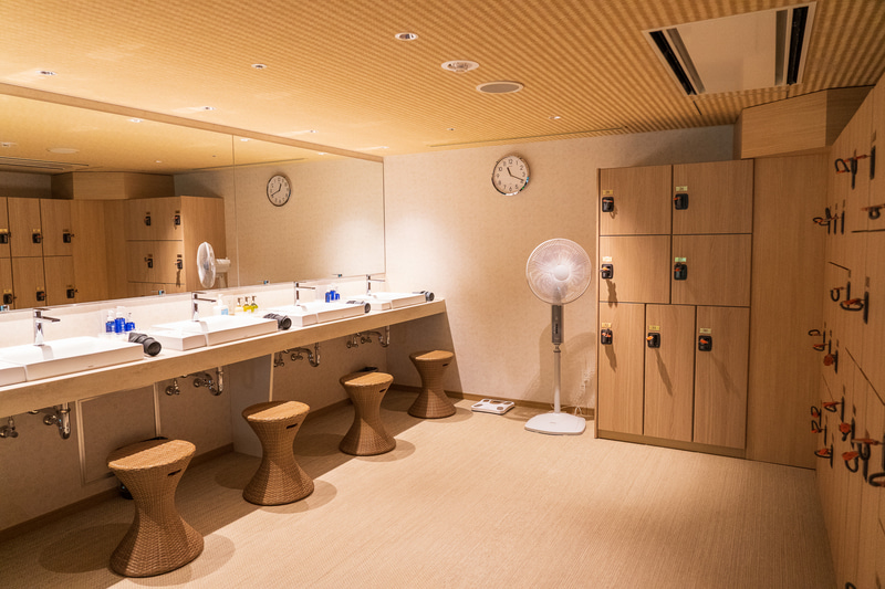 脱衣場も広々。化粧水なども完備しています