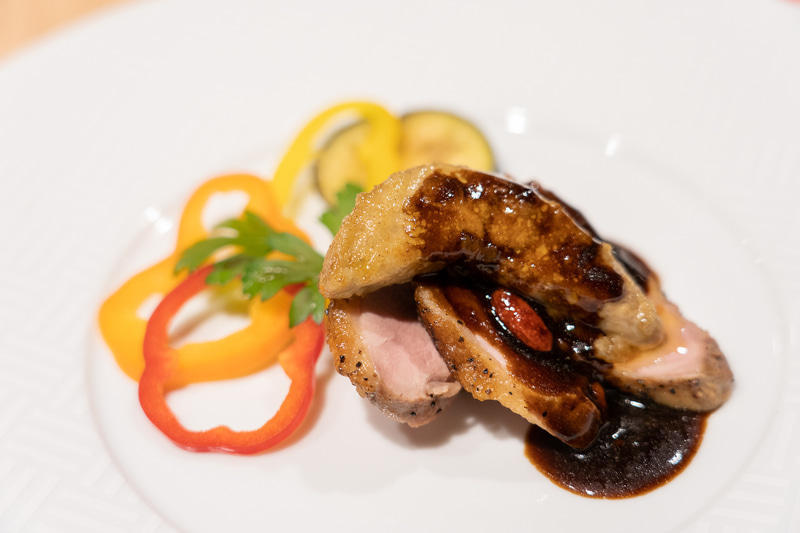 4種類から選べるメインは「合鴨とフォアグラのソテー 山椒バルサミコソース」にしました